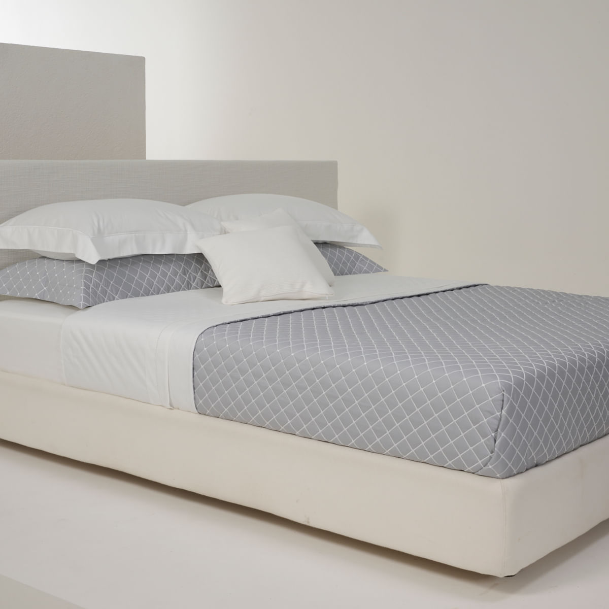 01 05 0278 Colcha Majeste Com Porta Travesseiro Cinza Branco 002